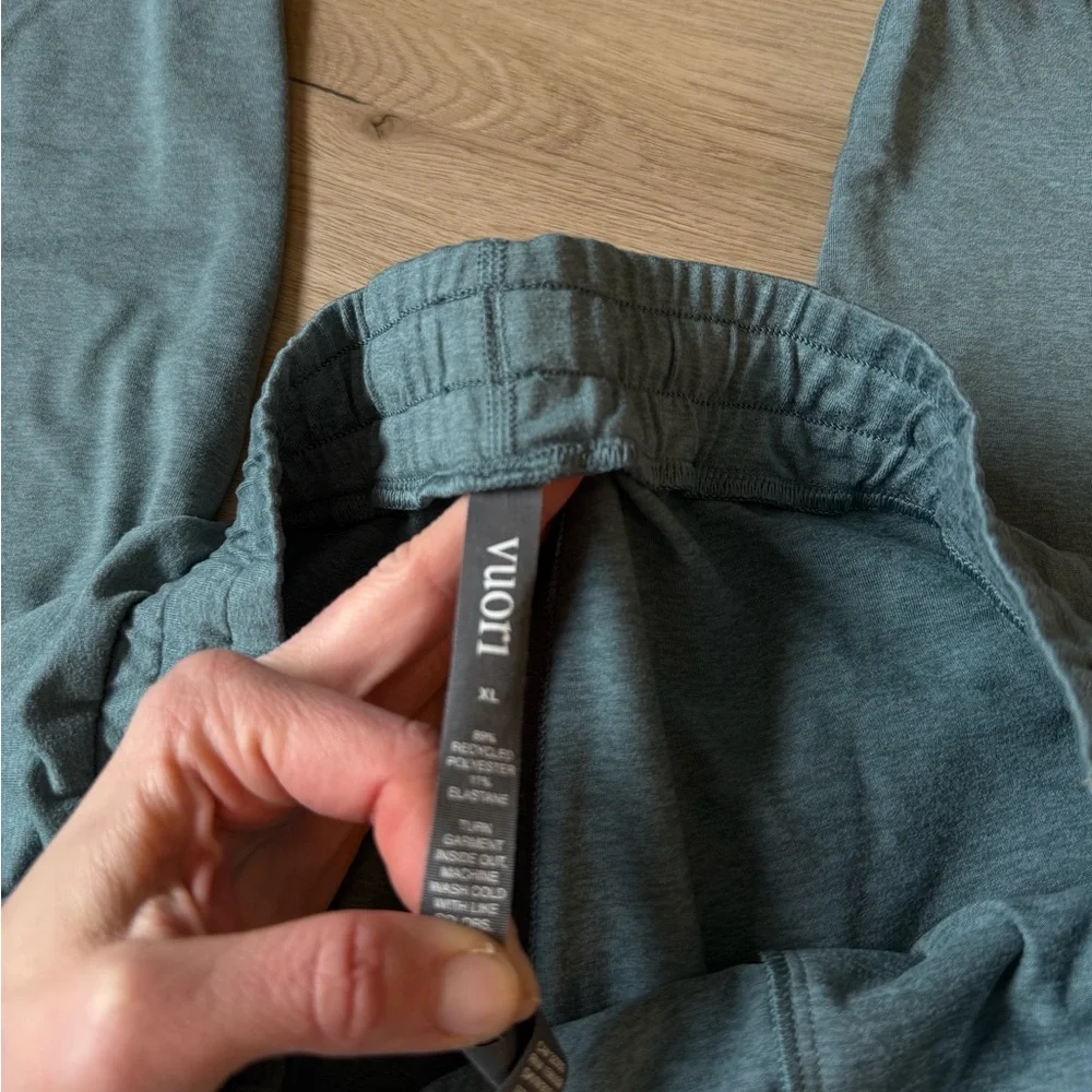 NWOT vuori performance joggers - Picture 3 of 4